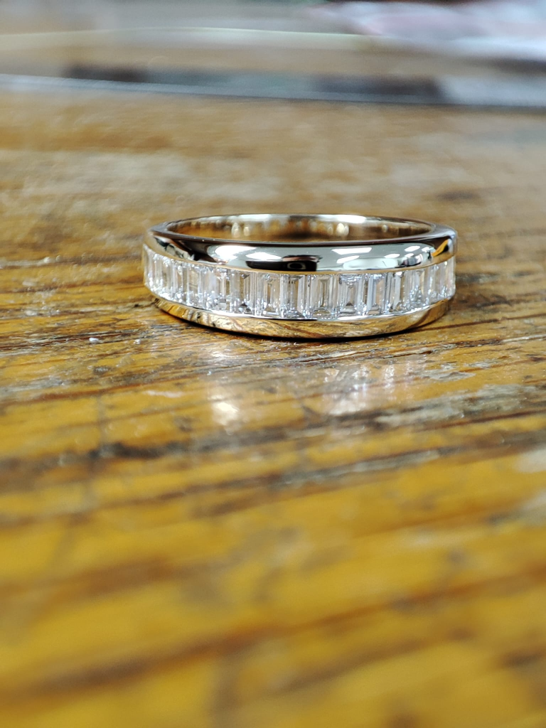 Geelgouden ring met baguette diamant