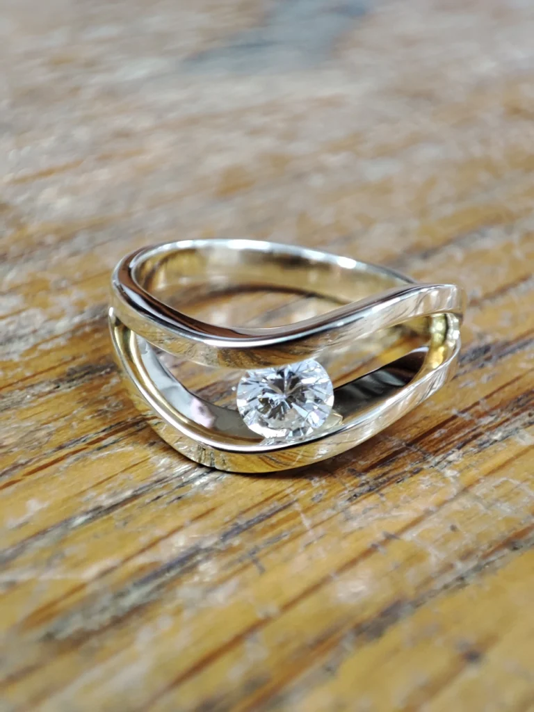 Geelgouden slagring met diamant