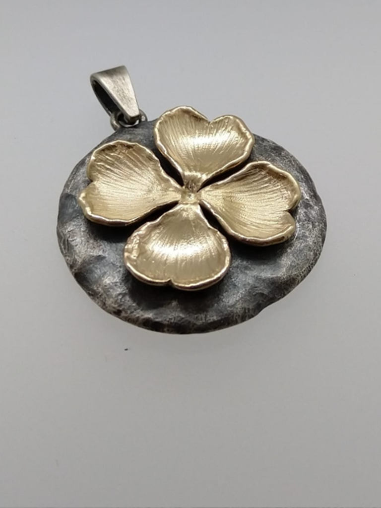 Grove zilveren hanger met gouden klaver 2