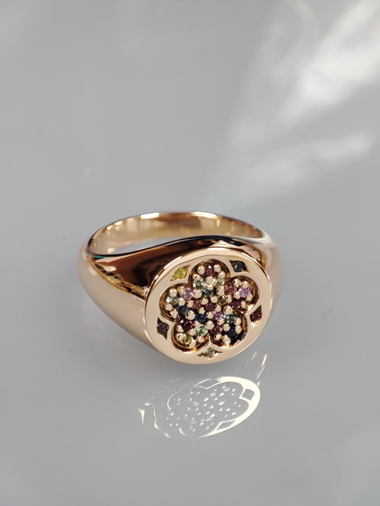 Roségouden Sint Jan ring met saffier Fleur de Marais Willems Goudsmeden