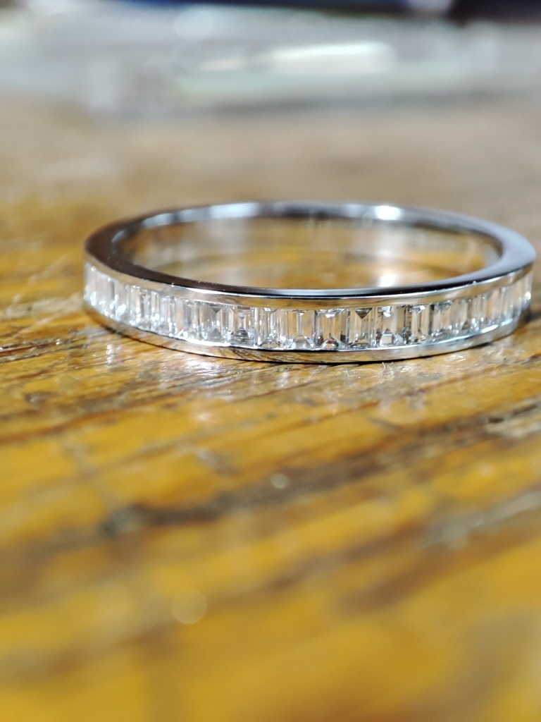Witgouden ring met baguette diamant