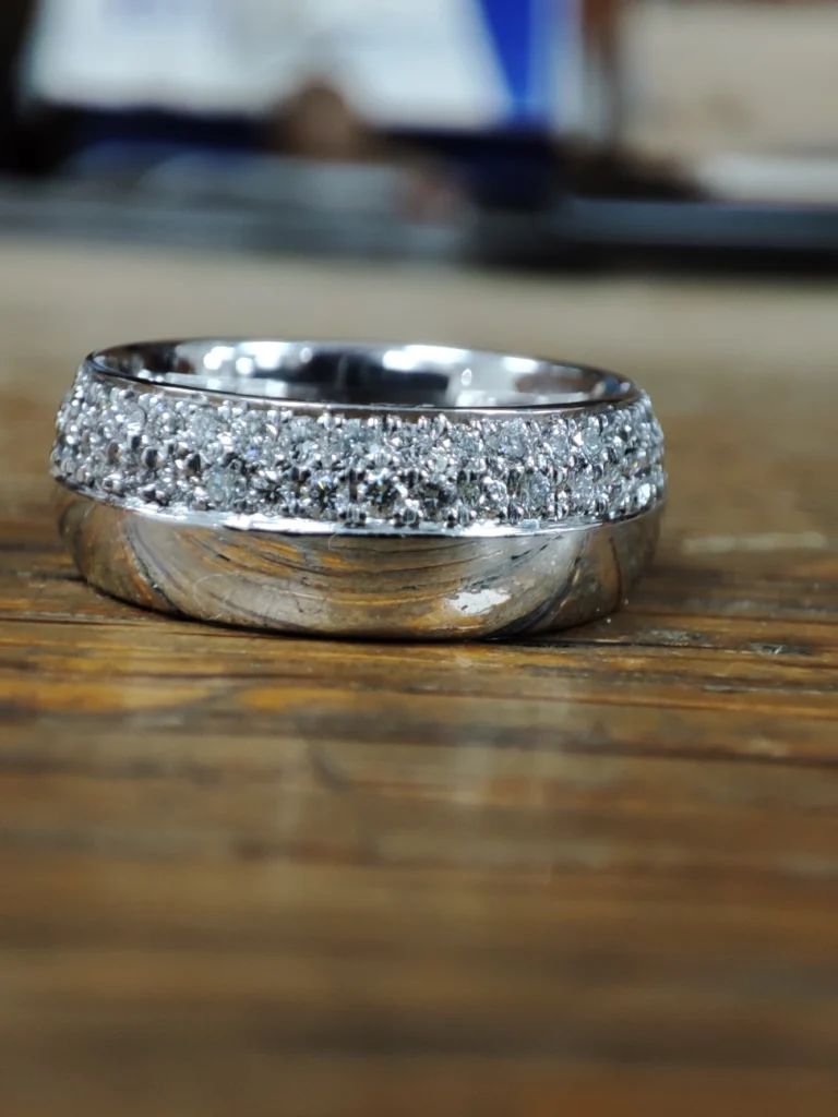 Witgouden ring met pavee diamant