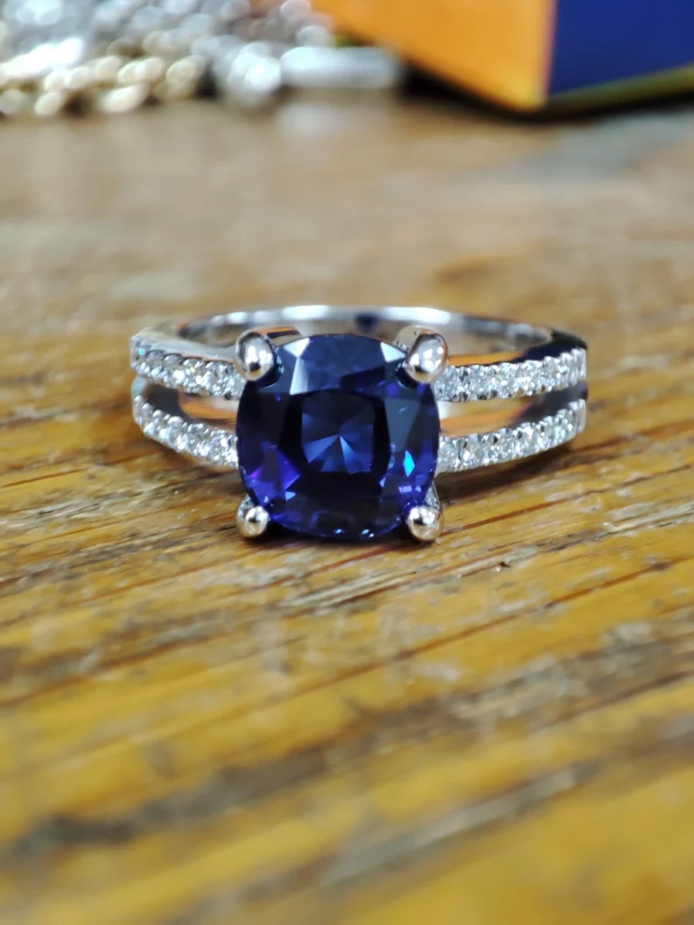 Witgouden ring met tanzaniet en diamant