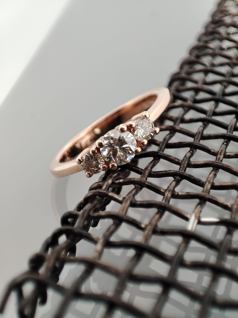 Recup Willems Goudsmeden roodgouden ring met 3 diamanten