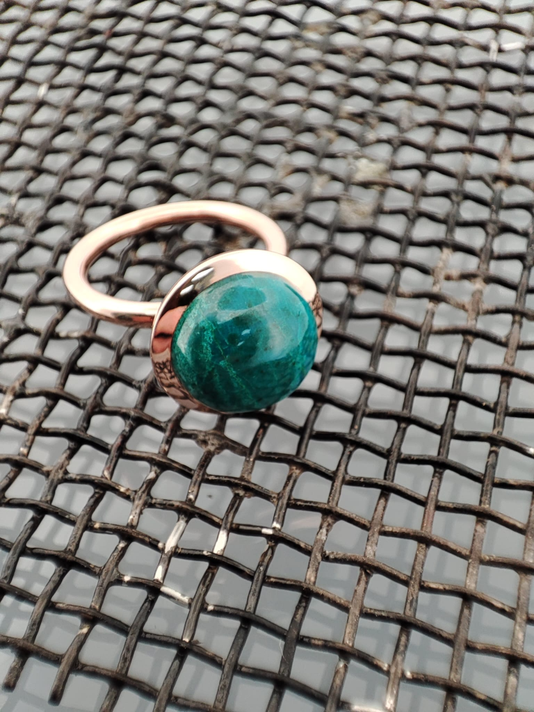 Eve Williams Willems Goudsmedenroodgouden ring met chrisocola